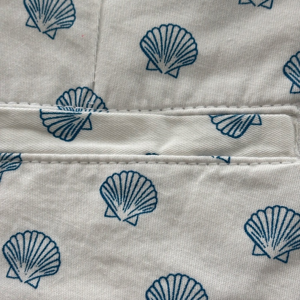 ❤️2/$15 or 3/$21❤️NWT Caribbean Joe White Shorts with Blue Shell Print, Size 8 - Picture 6 of 8